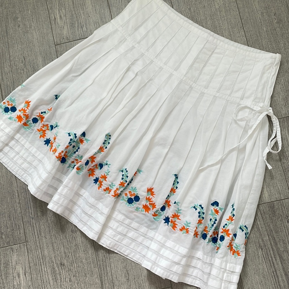 BCBGirls Embroidered Floral Skirt - White size 4